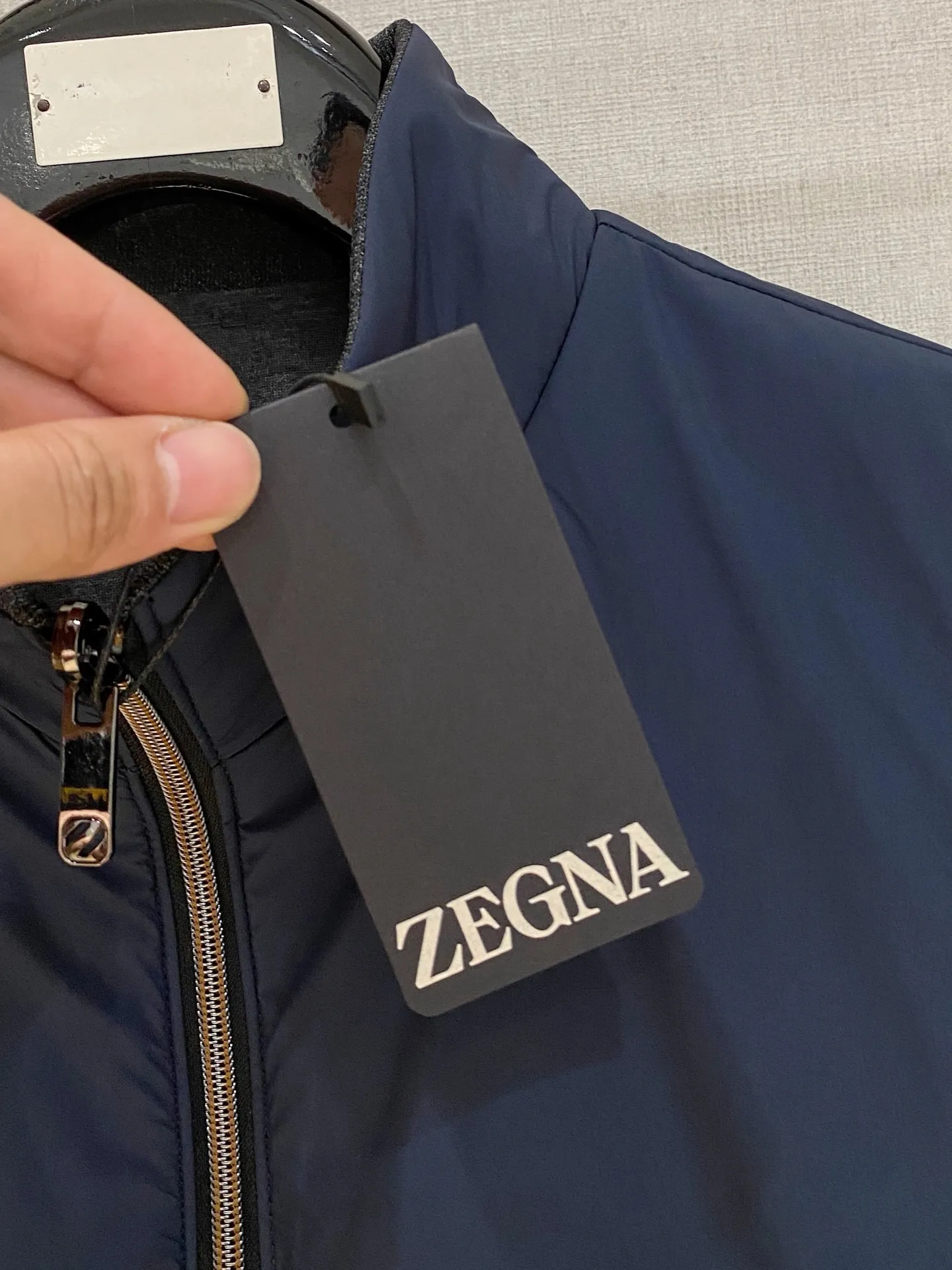 Zegna ： ， ， ， ； ， ， ， ， Classic 。 ： ， ， ， ； ， ； ， ， 。 ： ， ， ； ， ， T 、 、 ； ， ， ， 。 ： 、 、 ， ， Versatile 。 ： Cream White/Khaki/ /Black（ Gray ） Sizes：M-4XL